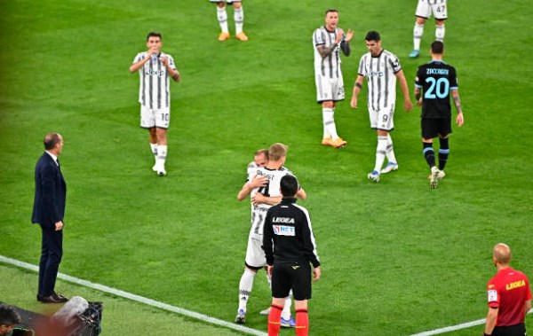 Dybala khóc hết nước mắt ngày chia tay Juventus - Bóng Đá
