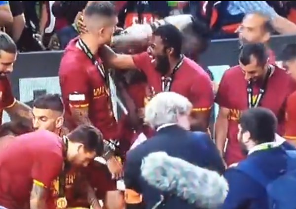 CHOÁNG! Hậu vệ Roma nổi cọc đấm đồng đội sau khi vô địch Conference League  - Bóng Đá
