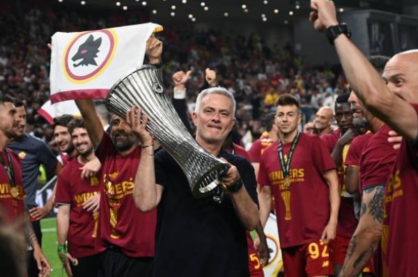 CHOÁNG! Hậu vệ Roma nổi cọc đấm đồng đội sau khi vô địch Conference League  - Bóng Đá