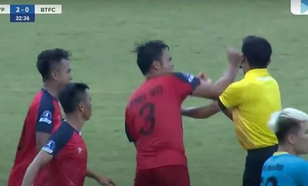 CLB Bình Thuận ra án phạt với cầu thủ đấm trọng tài - Bóng Đá