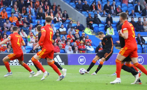 Kịch tính phút bù giờ, Hà Lan thắng nghẹt thở Xứ Wales tại Cardiff - Bóng Đá