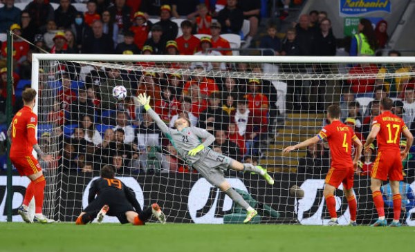 Kịch tính phút bù giờ, Hà Lan thắng nghẹt thở Xứ Wales tại Cardiff - Bóng Đá