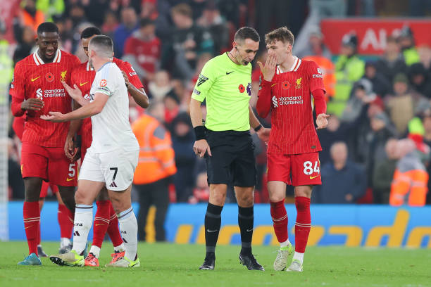Tất tần tật về David Coote - vị trọng tài lăng mạ Liverpool và Klopp