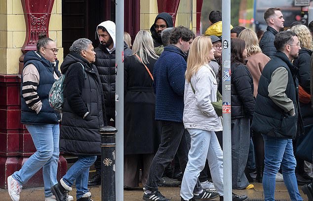 Amorim né tránh sự chú ý khi đi dạo cùng cộng sự ở Manchester