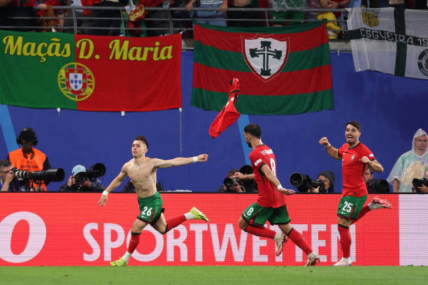 10 thống kê Bồ Đào Nha 2-1 CH Séc: Ronaldo đi vào lịch sử
