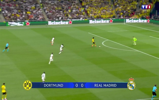 Pha bỏ lỡ không tưởng của "báu vật" Dortmund