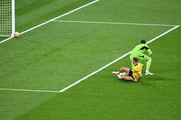 Ảnh bài viết "Chỉ có cột dọc mới cứu được Real Madrid"