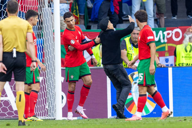 Roberto Martinez lo ngại về chuyện xảy ra với Ronaldo