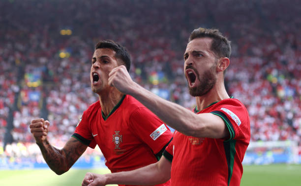 10 thống kê TNK 0-3 BĐN: Ronaldo đi vào lịch sử; "Vua ăn vạ" xuất hiện