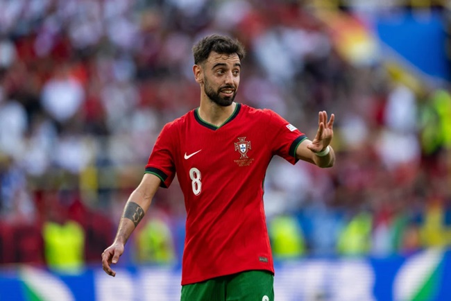 Bruno Fernandes cảnh giác với Slovenia 