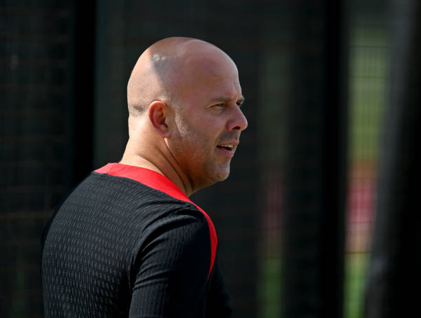 Ảnh bài viết Ten Hag đưa Arne Slot "lên mây"