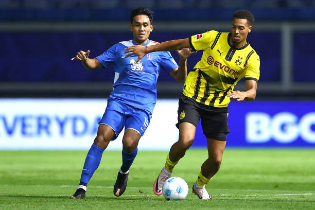 Teerasil Dangda gây choáng cho Dortmund