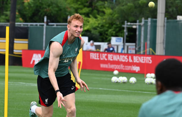 Ảnh bài viết Van den Berg - "Vật tế thần" giúp Liverpool nổ bom tấn chợ Hè