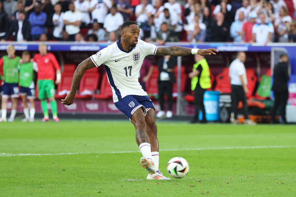 Ivan Toney làm điều điên rồ khi sút penalty 