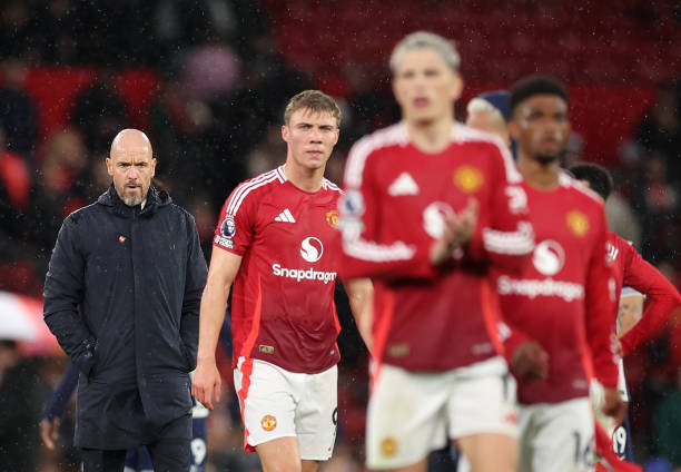 Ten Hag trả giá vì phán quyết sai lầm 