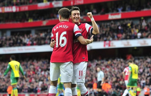 BÁO ĐỘNG cho Unai Emery: Mesut Ozil đang chia cắt Arsenal - Bóng Đá