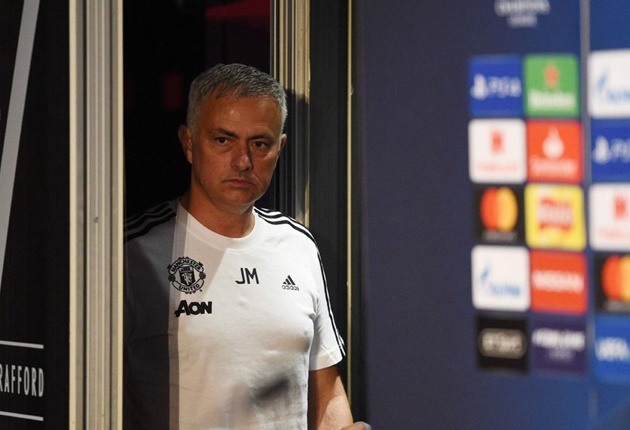 Sốc: Mourinho đi bộ đến Old Trafford vì trễ xe bus trận Juve - Bóng Đá