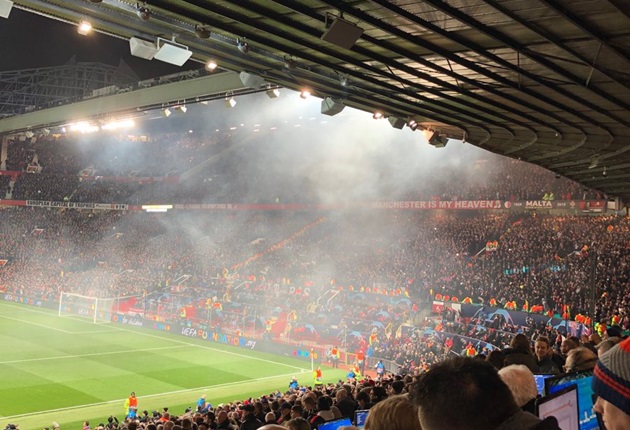 '1 bầu không khí tráng lệ ở Old Trafford' - Bóng Đá