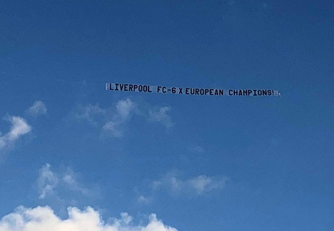 Liverpool fans troll Manchester United players during training session with aeroplane banner - Bóng Đá