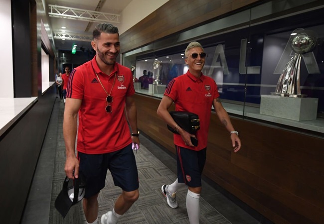 Mesut Ozil and Sead Kolasinac left out of Arsenal squad to face Newcastle United over security fears - Bóng Đá