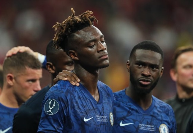 Frank Lampard comforts distraught Tammy Abraham after his penalty miss in Chelsea’s Super Cup defeat to Liverpool - Bóng Đá