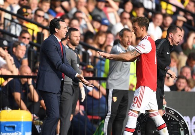 Raul Sanllehi backs Unai Emery decision to axe Mesut Ozil from Arsenal squad - Bóng Đá