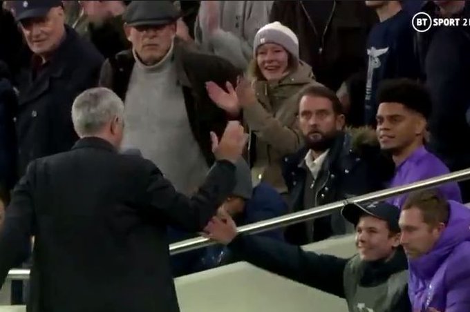 Mourinho tiến đến bắt tay ai sau bàn gỡ hòa 2-2? - Bóng Đá