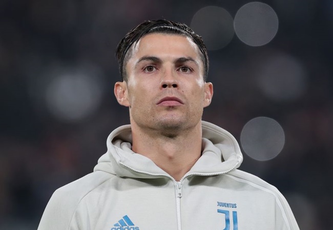 Ronaldo nhận đủ 'gạch đá' vì 'phụ kiện lạ' trận Atletico - Bóng Đá