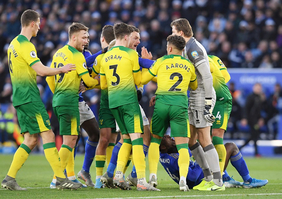 Sao Leicester suýt bị 'tẩn' vì động thái thiếu fair play - Bóng Đá