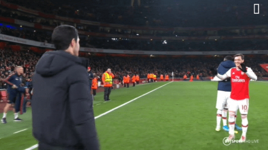 What Mikel Arteta told Mesut Ozil and Arsenal players on pitch after Manchester United win - Bóng Đá