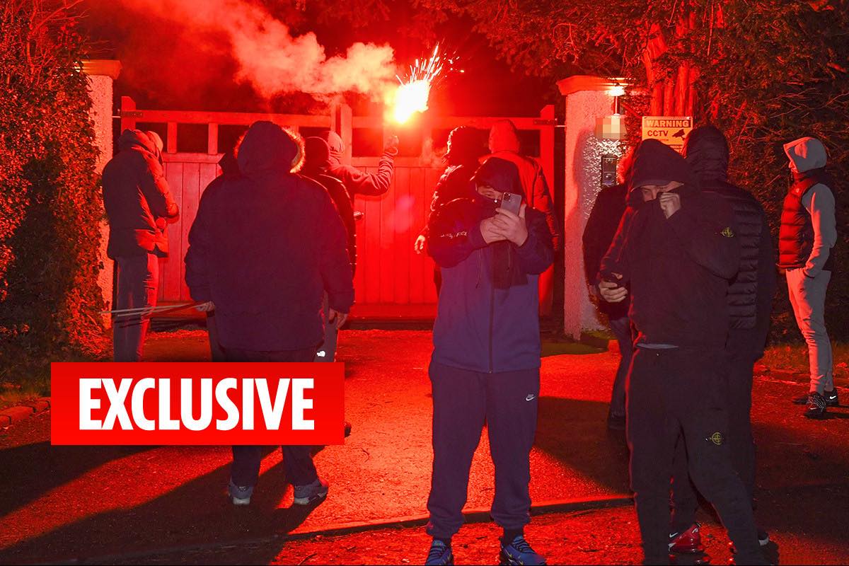 Manchester United file complaint against The Sun over attack on Ed Woodward's house - Bóng Đá