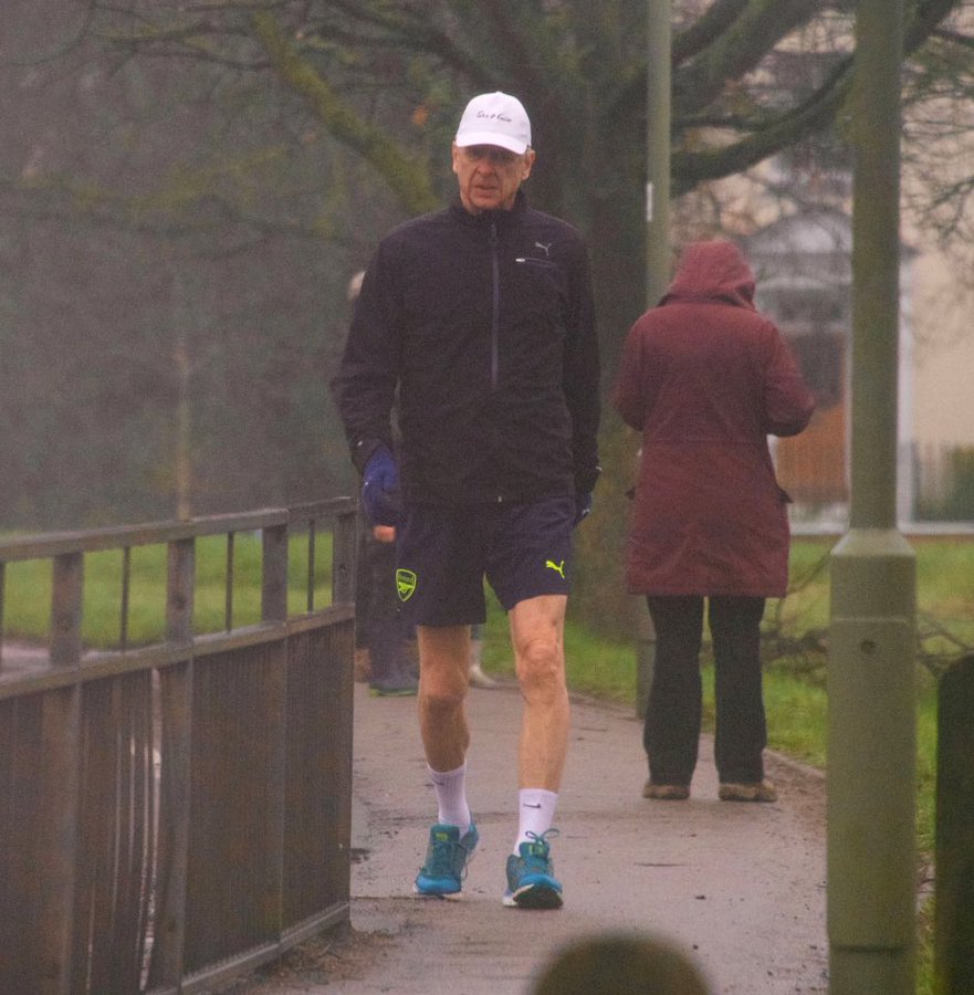 mage: Former Arsenal manager Arsène Wenger spotted on for a walk wearing Arsenal shorts in London this morning - Bóng Đá