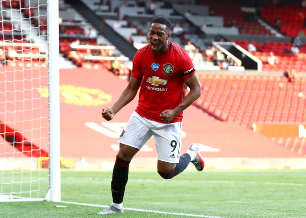 Robin van Persie congratulates Anthony Martial after forward finally ends Manchester United hat-trick drought - Bóng Đá