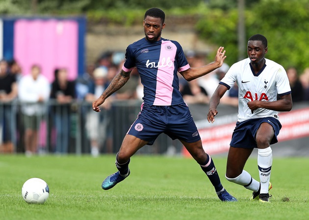 Arsenal are set to sign 20-year-old centre-half Jonathan Dinzeyi, who was released by Tottenham Hotspur last month. - Bóng Đá
