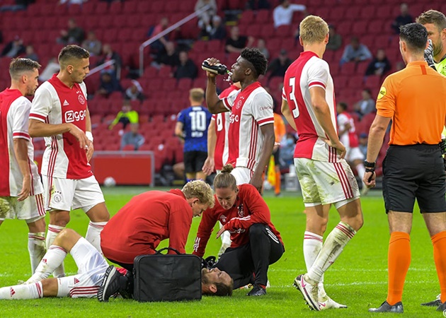 Ex-Manchester United star Daley Blind collapses on pitch in action for Ajax Comment - Bóng Đá