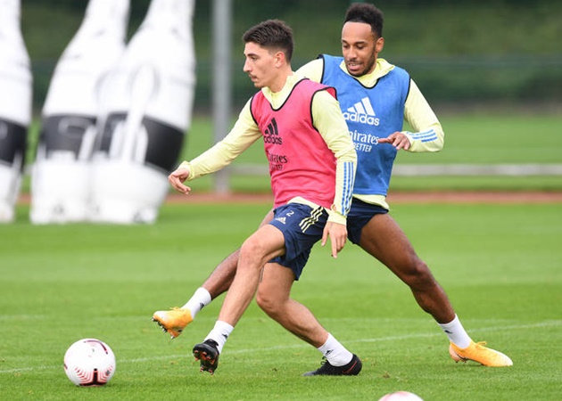 Arsenal tập luyện, CĐV bấn loạn vì hai trợ lý trẻ trung của Mikel Arteta - Bóng Đá