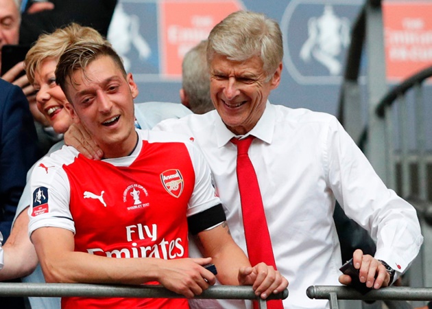 Arsene Wenger sends message to Mesut Ozil as he's axed from Arsenal squad - Bóng Đá