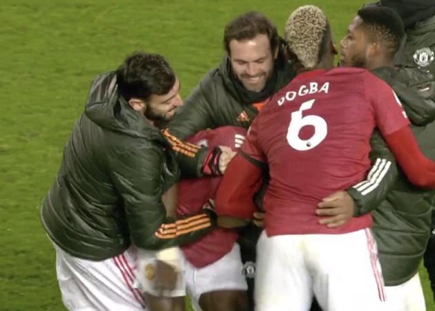 Manchester United players all over Eric Bailly at full-time  - Bóng Đá