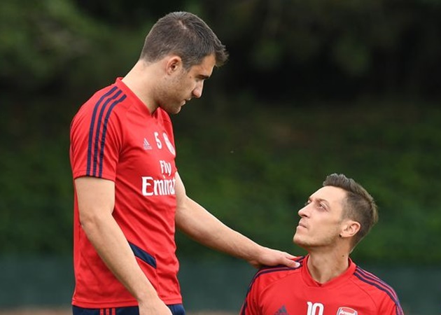 Sokratis và Ozil sẽ dắt tay nhau rời Arsenal?