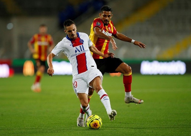 Medina đang chơi ấn tượng tại Ligue 1 trong màu áo Lens.