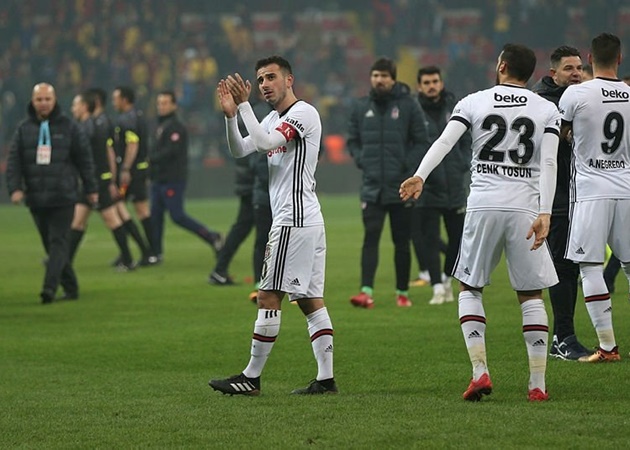 8. Năm 2012, Oguzhan Ozyakup chia tay Arsenal và từng có giai đoạn gia nhập Feyenoord trước khi hồi hương chơi cho Besiktas. Tính đến nay, tiền vệ người Thổ Nhĩ Kỳ ra sân 285 trận cho Besiktas, ghi 33 bàn và có 60 kiến tạo.