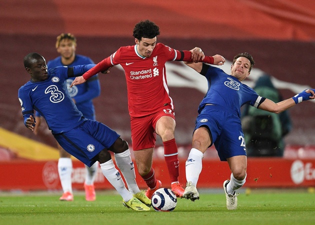 Kante (trái) có tới 11 lần thu hồi bóng ở màn đọ sức với Liverpool.