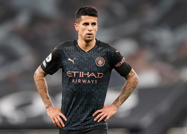 Dựa vào phong độ ấn tượng tại Manchester City, Joao Cancelo có thể là ưu tiên của HLV Fernando Santos. Thuyền trưởng của Seleccao còn có thể dùng Ricardo Pereira của Leicester City hay Nelson Semedo đang chơi cho Wolves.