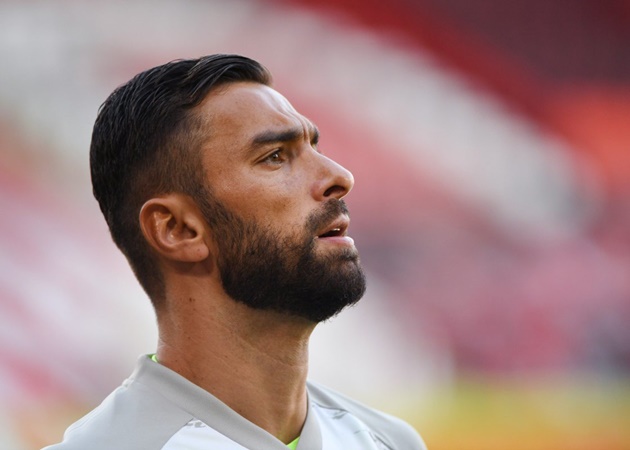 Đứng trong khung gỗ là thủ môn dày dặn kinh nghiệm Rui Patricio và anh còn có hai đối thủ khác là Anthony Lopes (Lyon) và Rui Silva (Granada).