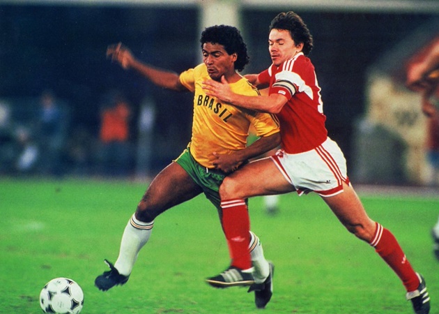6. Thiago Silva gọi huyền thoại Romario là cầu thủ "giỏi nhất trong vòng cấm" mà anh từng chứng kiến.