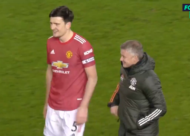 Điều làm fan hâm mộ bất ngờ hơn là sự xuất hiện của HLV Ole Gunnar Solskjaer ngay sau đó. Chiến lược gia người Na Uy tiến đến với vẻ mặt hớn hở và dành cho Harry Maguire những lời động viên.