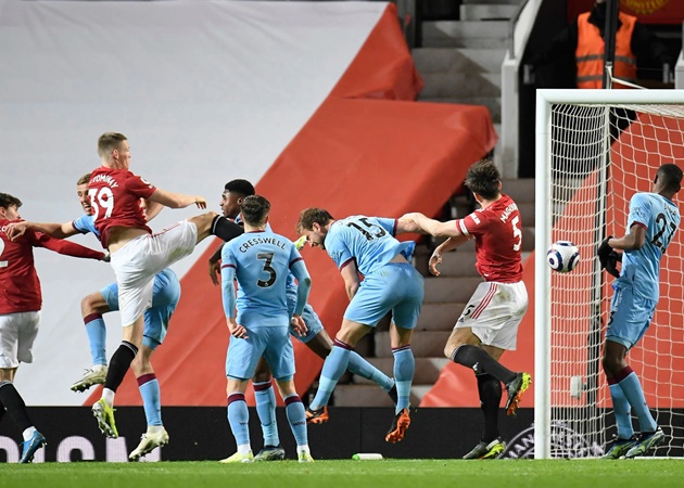 Cú đánh đầu phản lưới nhà của Craig Dawson đã giúp cho fan hâm mộ nửa đỏ thành Manchester tận hưởng niềm vui.