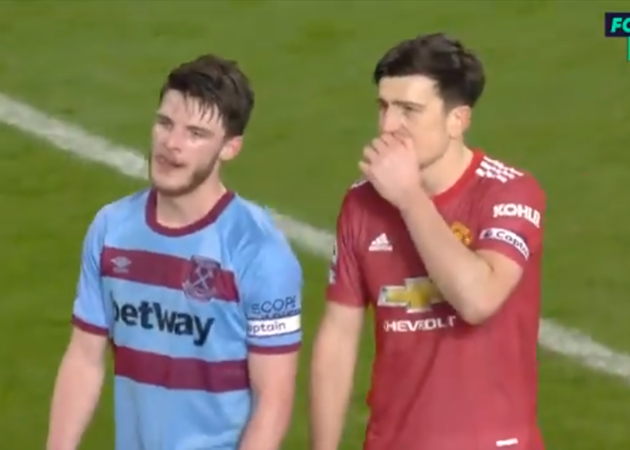 Sau khi trận đấu khép lại, Harry Maguire đã tiến đến gần người đàn em để thì thầm điều gì đó. Đội trưởng của Quỷ đỏ khéo léo che miệng để tránh bị giới truyền thông phân tích khẩu hình.