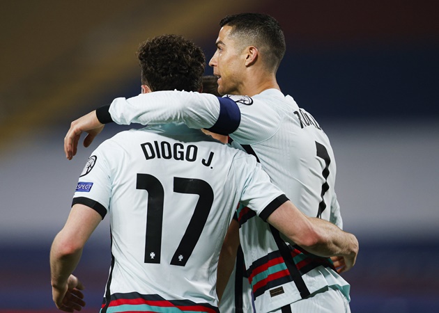 Jose Enrique mocks Cristiano Ronaldo and Bruno Fernandes after Diogo Jota brace - Bóng Đá