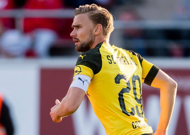 Trong khi đó, Marcel Schmelzer vẫn chưa treo giày nhưng anh gần như "mất hút" trong đội hình của Die Borussen.